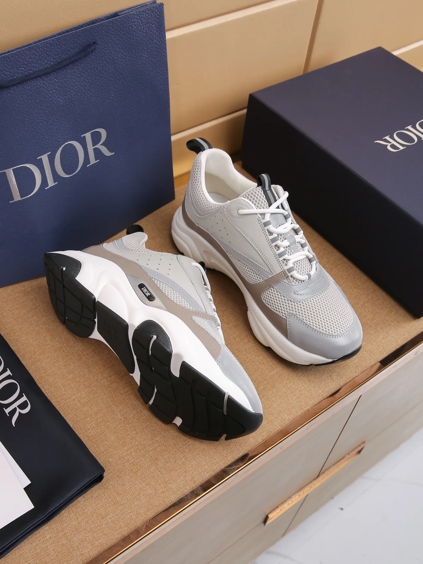 Factory price: 460💰Dior’s top version of D’s b22 men’s sports shoes. Inspired by retro running styles, the chunky low-top silhouette features gray calf leather and blue and white mesh fabric uppers, atop a black, white and blue engraved rubber sole. Nylon ribbon accents the blue mesh tongue and heel counter, and a "dio~" logo appears on the side. Pair it with a suit for a striking contrast and add a sportswear-chic edge to your look. The thick sole can be about 4cm~ Size: 38-45, [46, 47 customized]